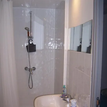 Grande Chambre, Vue Sur Toits, Cyclistes Bienvenus Homestay